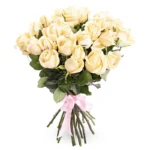 Композиция из 25 кремовых роз